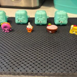 Shopkins Mini Toy Set with Aqua Cases